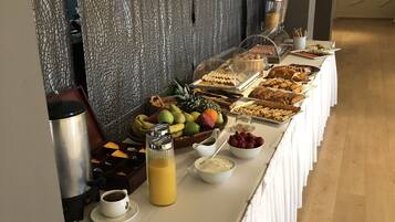 Petit déjeuner buffet (5.00 EUR par personne)