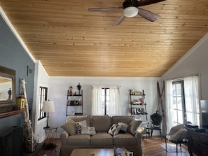 Smart TV, fireplace, ping pong, books