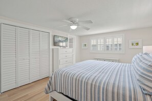 2 bedrooms, iron/ironing board, WiFi, bed sheets - Island House Beach Resort V18 (Siesta Key)