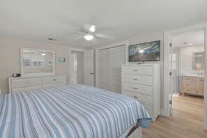 2 bedrooms, iron/ironing board, WiFi, bed sheets - Island House Beach Resort V18 (Siesta Key)