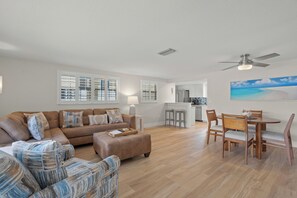 Smart TV, fireplace, DVD player, table football - Island House Beach Resort V18 (Siesta Key)