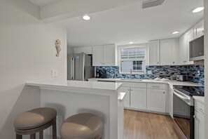 Fridge, microwave, oven, stovetop - Island House Beach Resort V18 (Siesta Key)