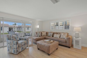 Smart TV, fireplace, DVD player, foosball - Island House Beach Resort V18 (Siesta Key)
