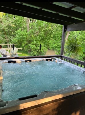 Outdoor spa tub