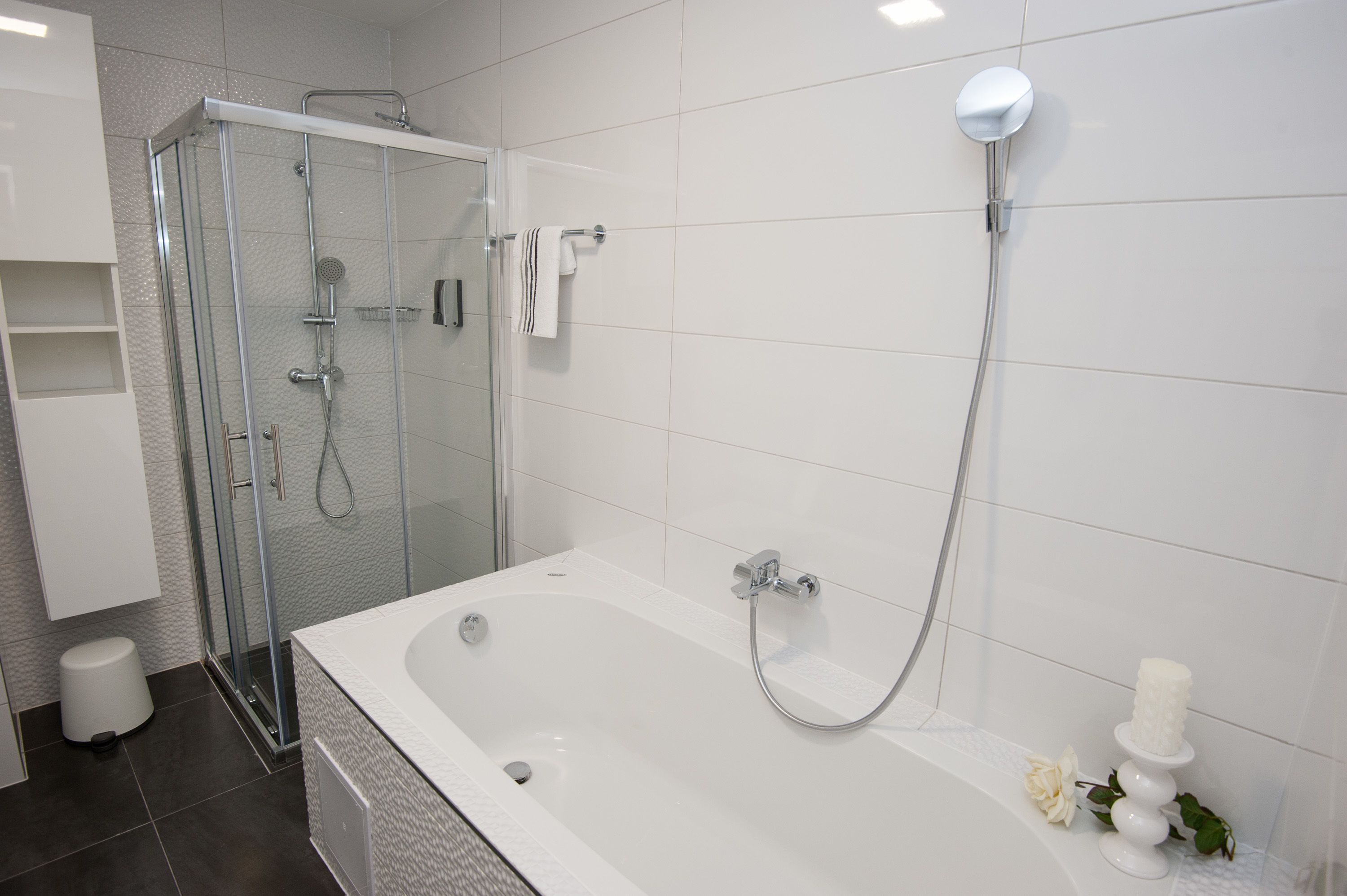 Un baño moderno con ducha envuelta en vidrio, una bañera grande y un inodoro.