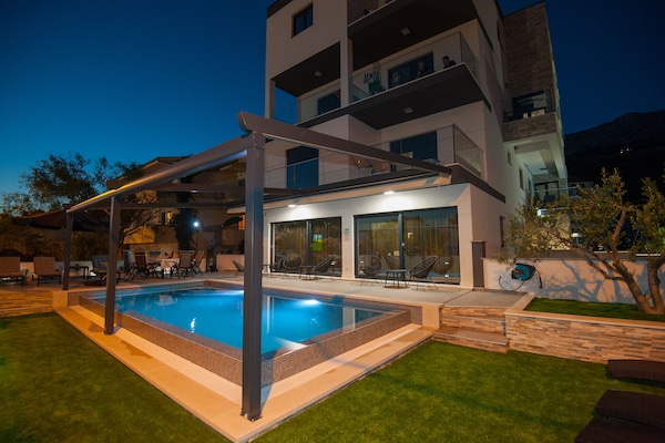 Una piscina cubierta, una piscina al aire libre