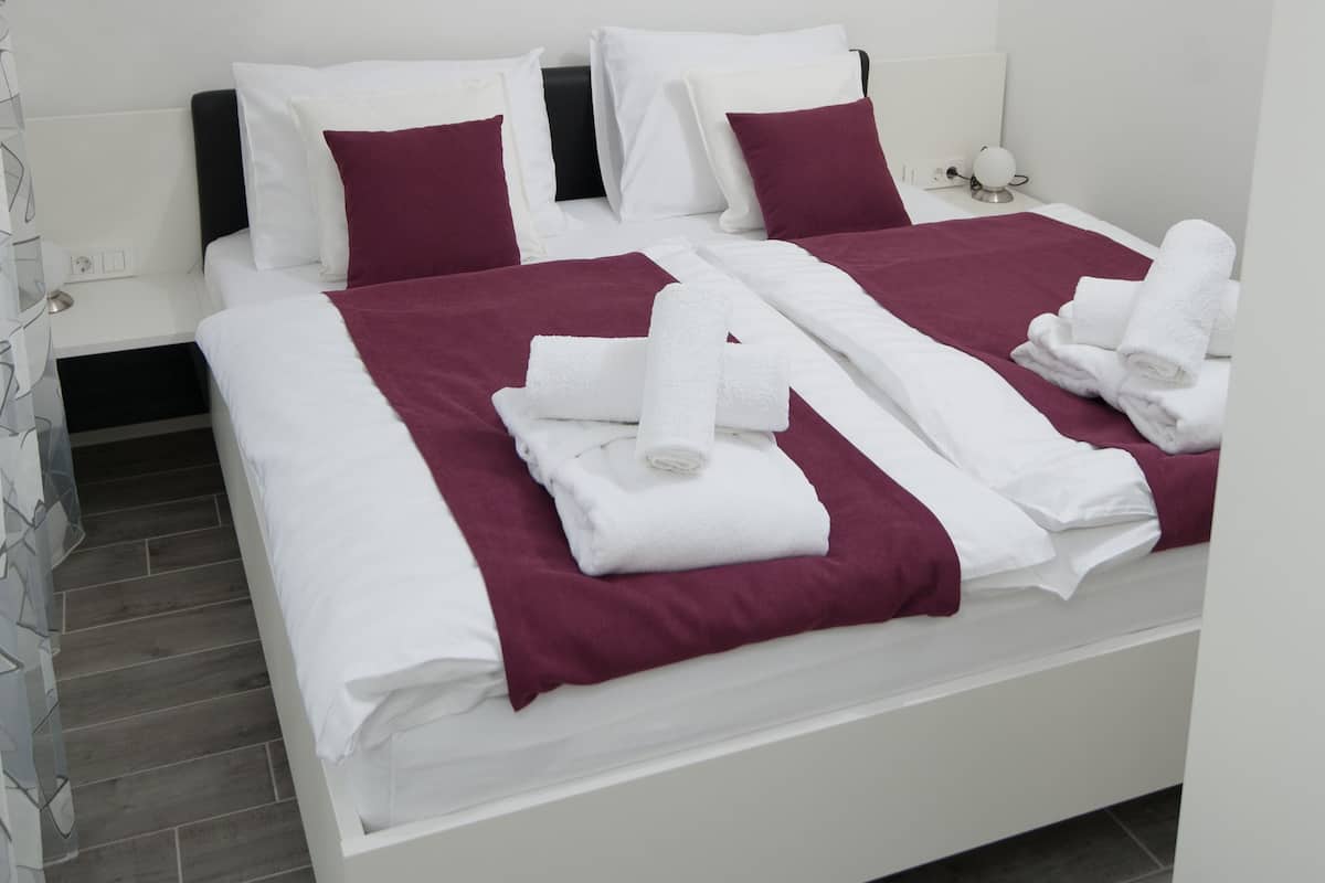 Deluxe Apartment (2) | In-room safe, desk, soundproofing, iron/ironing board