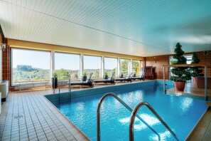 Innenpool, geöffnet von 07:30 Uhr bis 20:30 Uhr, Sonnenschirme