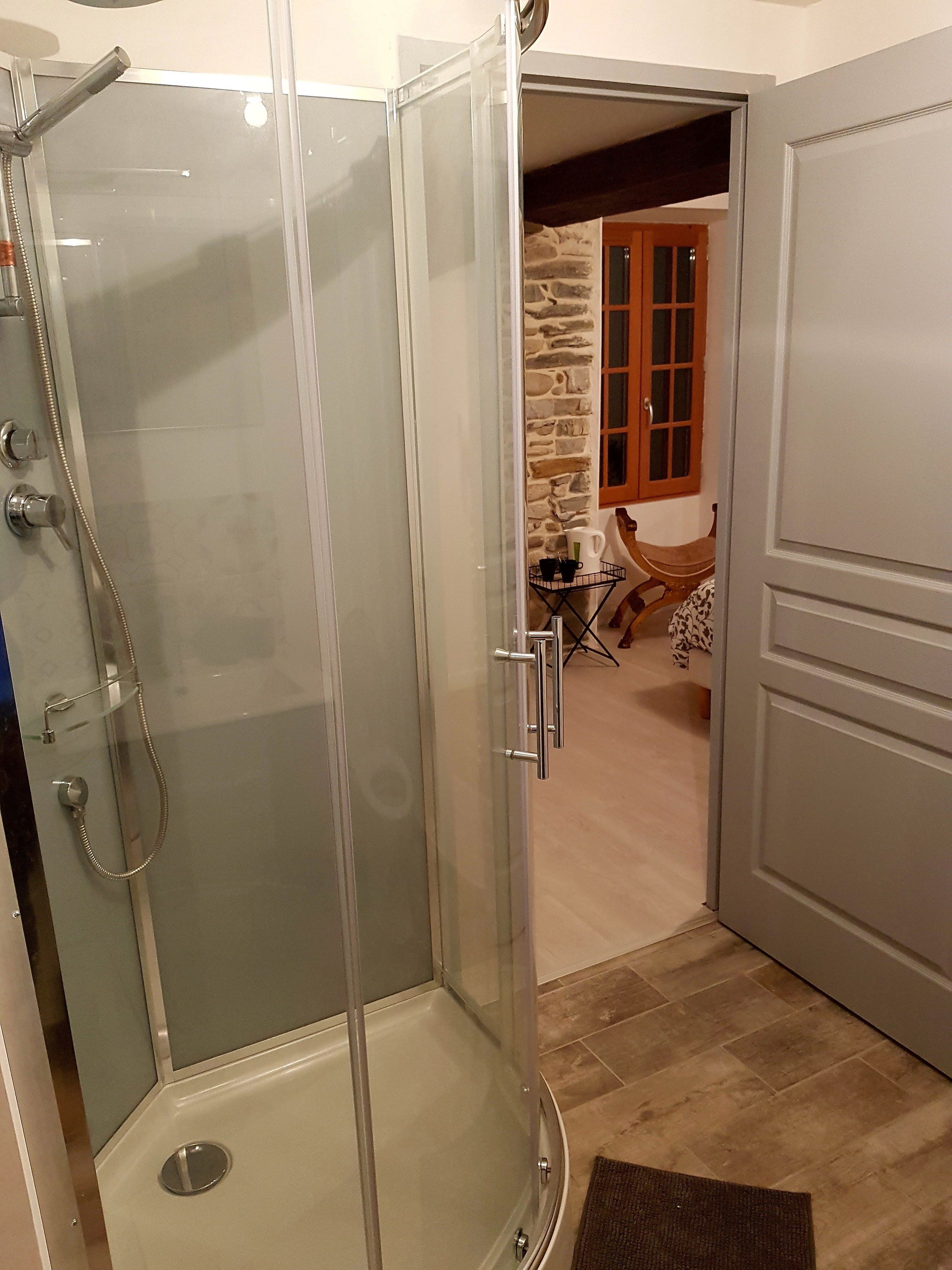 Tweepersoonskamer | Badkamer | Een diep bad, handdoeken