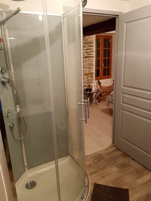 Double Room | Bathroom | Deep soaking tub, towels - Peyo et Foodie (Escou)