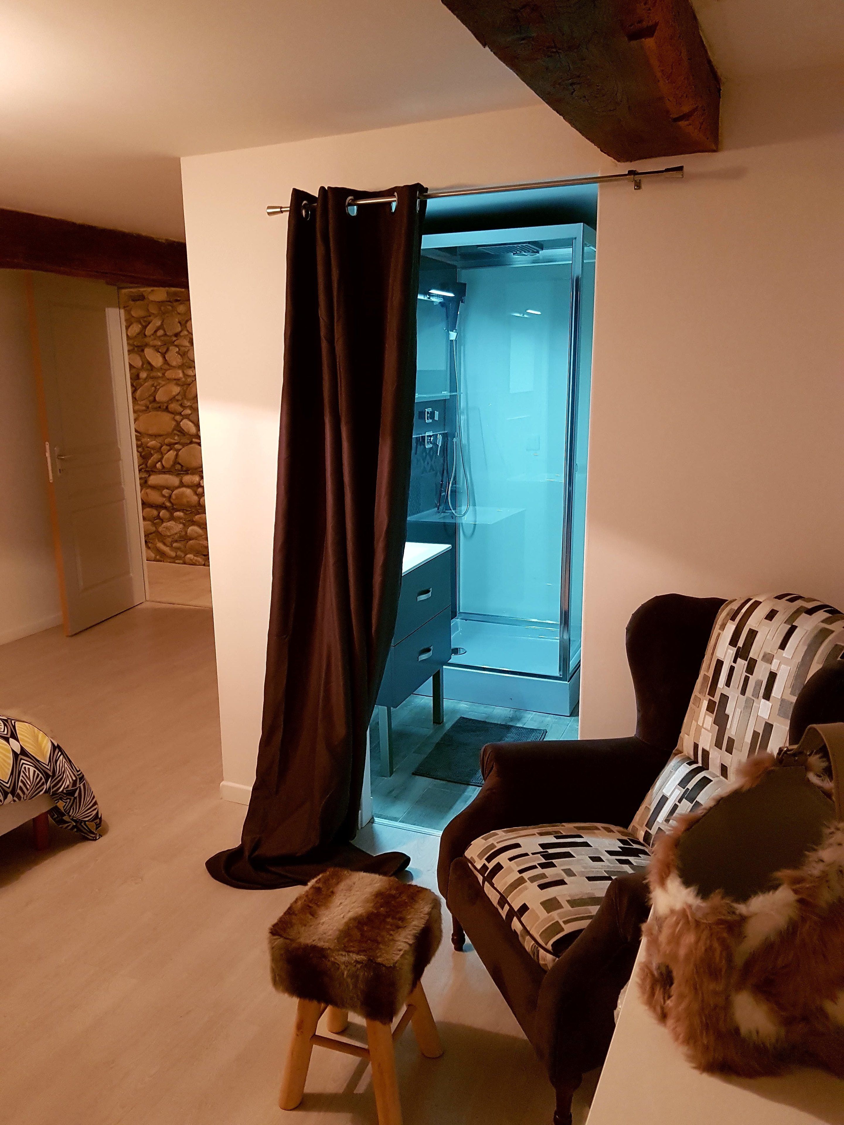 تجهيزات عازلة للصوت وواي فاي مجانًا وملاءات أسرّة