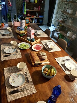 含每日吃到飽自助式早餐