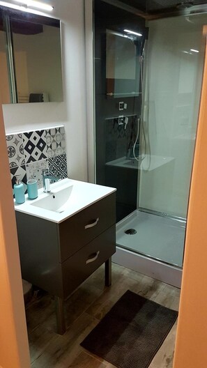 Deep soaking tub, towels - Peyo et Foodie (Escou)