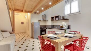 Refrigerador con freezer, microondas, horno, placa de cocina