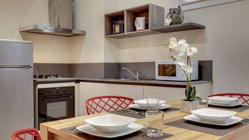 Refrigerador con freezer, microondas, horno, placa de cocina