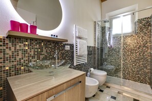 Appartement Duplex, 2 chambres | Salle de bain | Douche, douche à « effet pluie », bidet, serviettes fournies