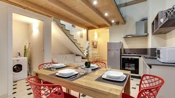 Refrigerador con freezer, microondas, horno, placa de cocina
