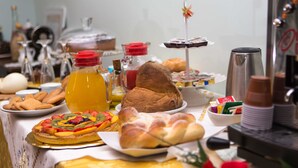 A breakfast buffet with various food items and beverages. - Stupor Mundi (Altamura)