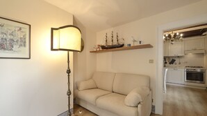 Apartment, 1 Schlafzimmer | Wohnbereich | Flachbildfernseher