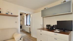 Apartment, 1 Schlafzimmer | Wohnbereich | Flachbildfernseher