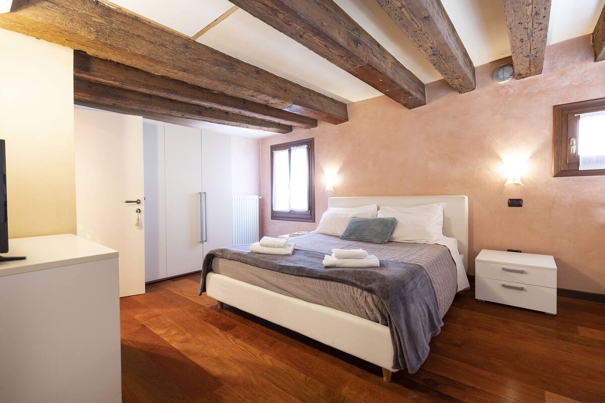 APARTMENT ON TWO FLOORS WITH WIFI IN CAMPO BANDIERA E MORO - SAN MARCO | 2 개의 침실, 유아용 침대, 무료 WiFi, 침대 시트