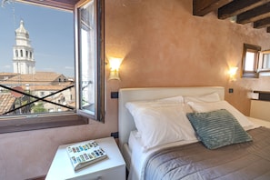 APARTMENT ON TWO FLOORS WITH WIFI IN CAMPO BANDIERA E MORO - SAN MARCO | 2 bedrooms, cribs/infant beds, free WiFi, bed sheets