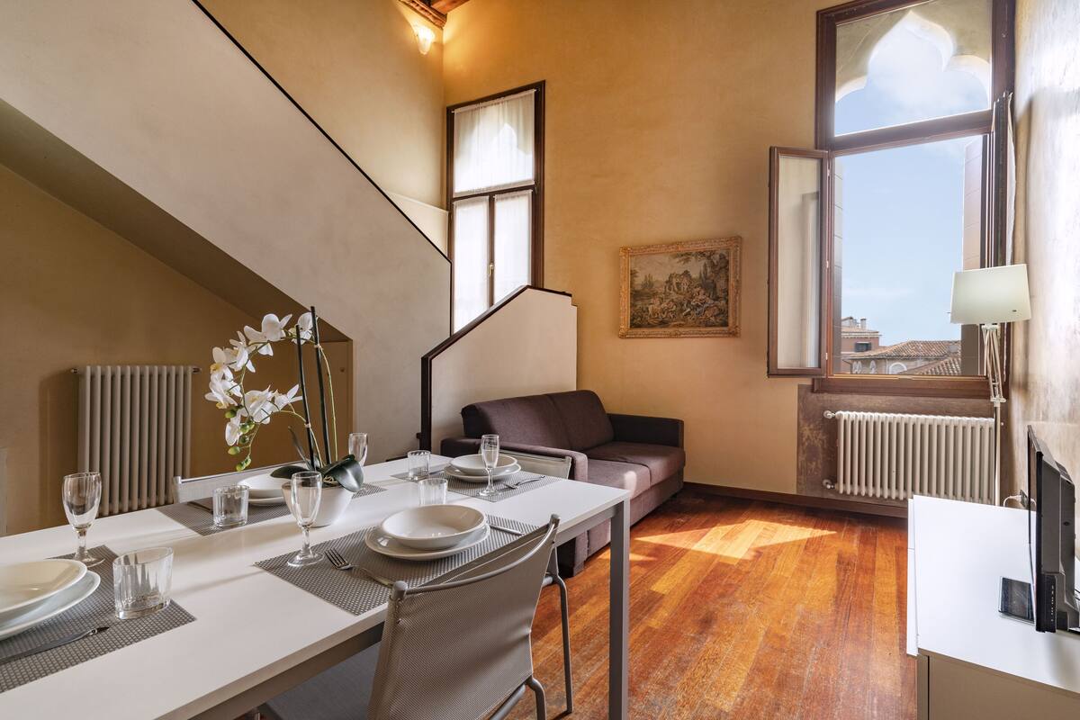CASTELLO - TWO LEVEL APARTMENT IN EXCLUSIVE LOCATION VERY CLOSE TO SAN MARCO | 거실 공간 | TV