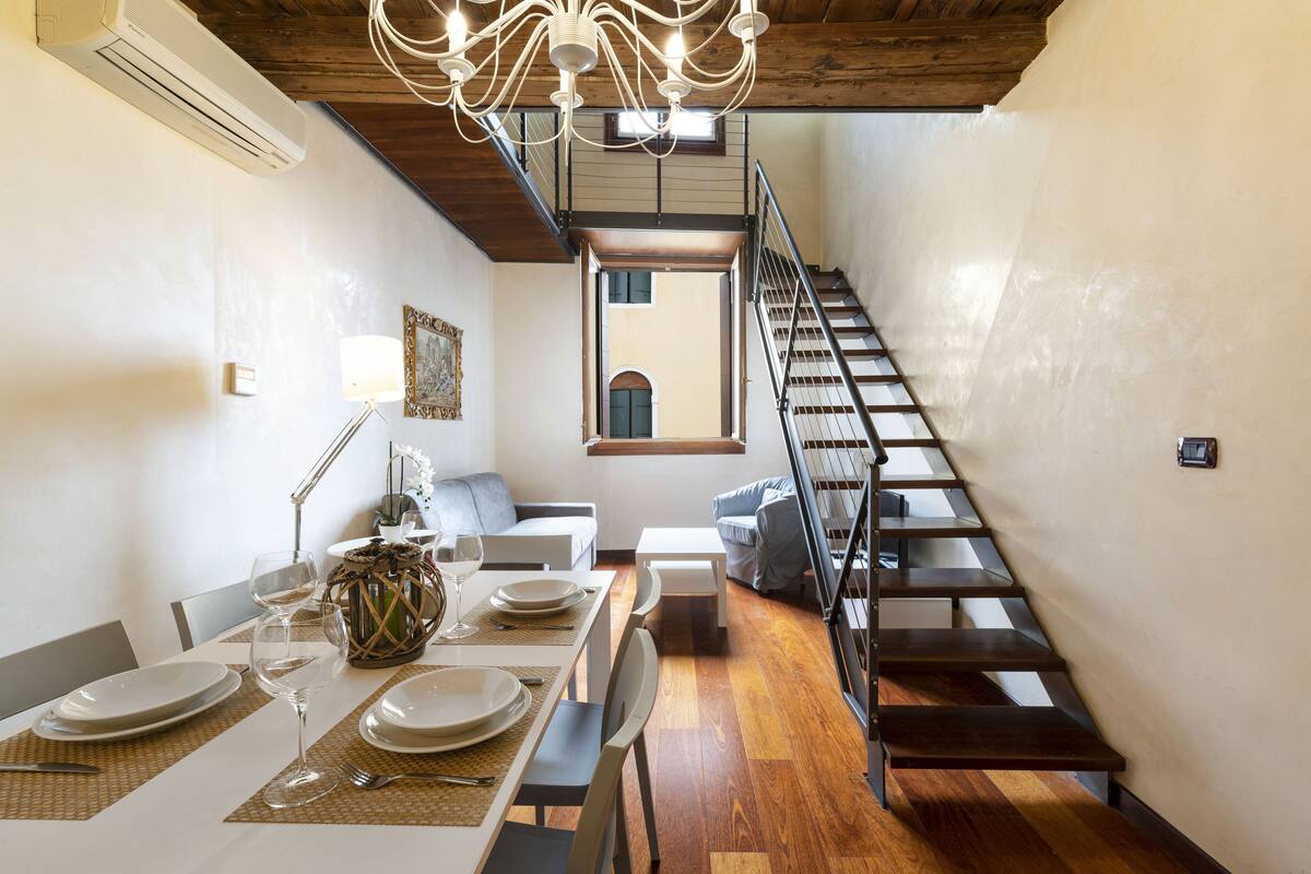 MODERN APARTMENT ON TWO LEVELS WITH WI-FI NEAR SAN MARCO | 거실 공간 | TV