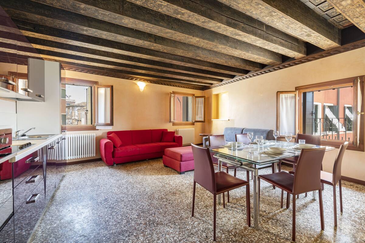 2 BEDROOMS APARTMENT IN PRESTIGIOUS VENETIAN PALACE WITH WOODEN BEAMS | 거실 공간 | TV