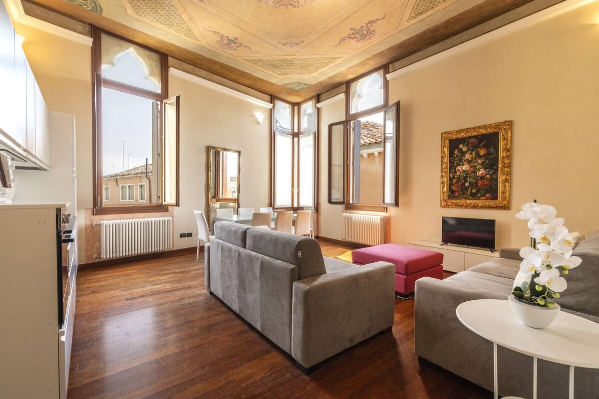 LUXURIOUS 2 BEEDROOMS VENETIAN APARTMENT WITH FRESCOED CEILINGS | 거실 공간 | TV