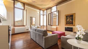 LUXURIOUS 2 BEEDROOMS VENETIAN APARTMENT WITH FRESCOED CEILINGS | Living area | TV