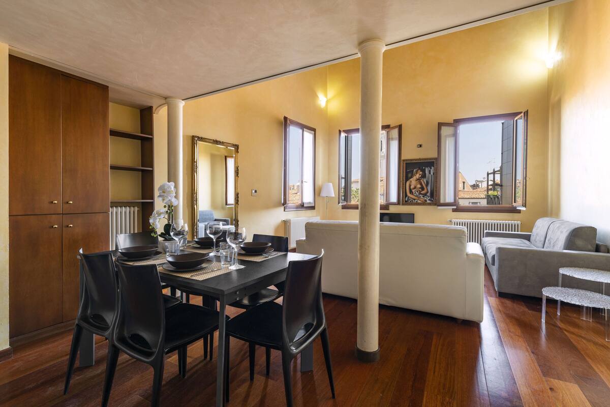 SPLENDID 1 BEDROOM DUPLEX NEAR SAN MARCO - MAXIMUM COMFORT | 거실 공간 | TV