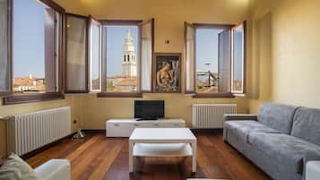 SPLENDID 1 BEDROOM DUPLEX NEAR SAN MARCO - MAXIMUM COMFORT | Living area | TV