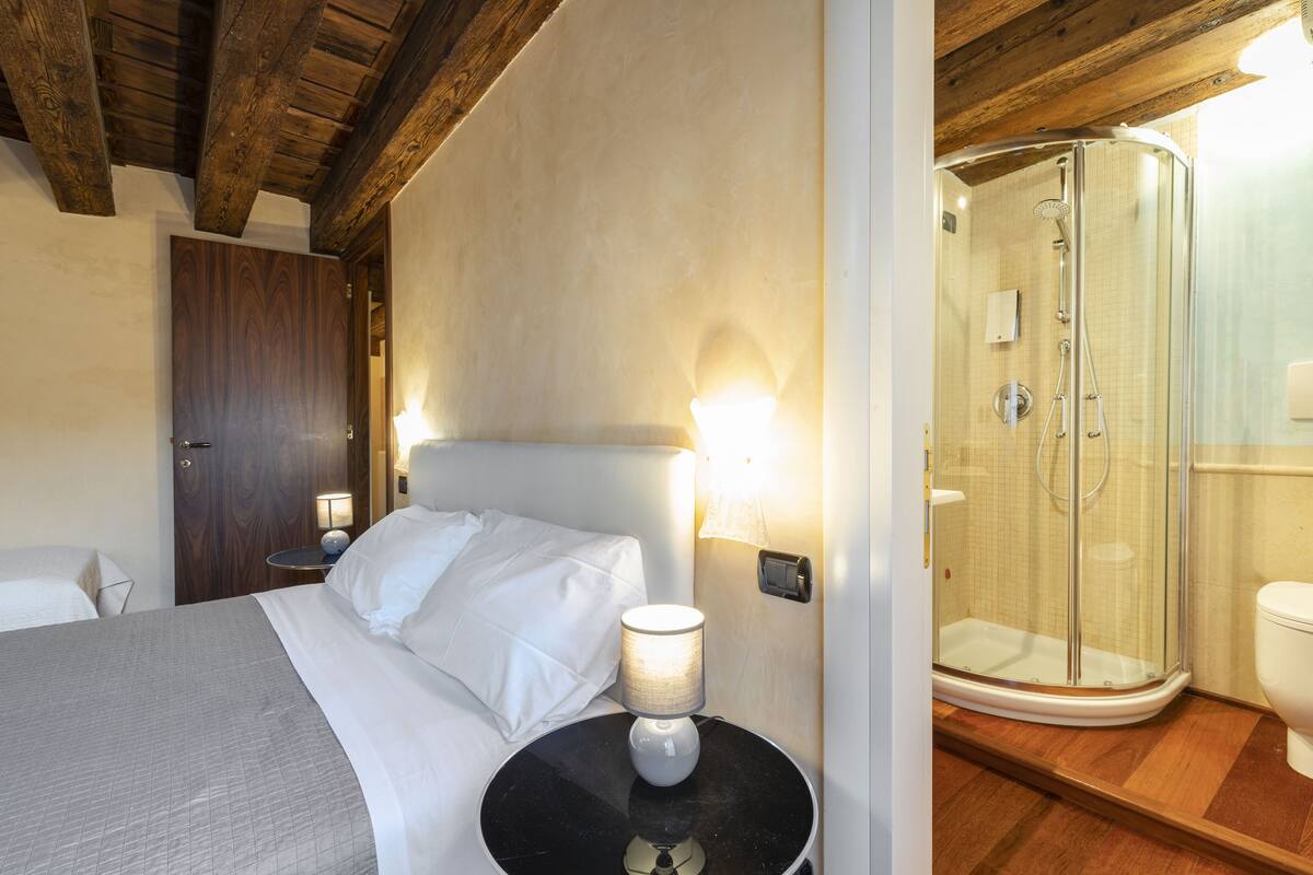 LARGE 2 BEEDROOMS APARTMENT IN A VENETIAN PALACE A FEW STEPS FROM SAN MARCO | 2 개의 침실, 유아용 침대, 무료 WiFi, 침대 시트