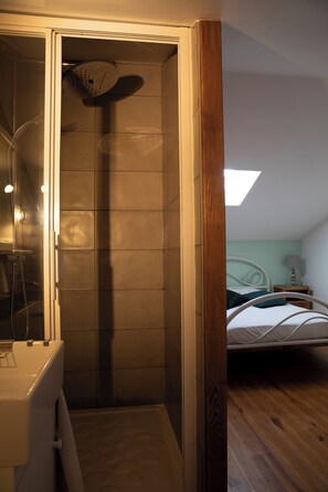 Habitación (Coquelicot) | Baño | Regadera, secadora de cabello, toallas
