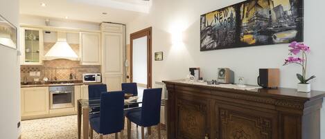 Apartment, 1 Bedroom | In-room dining