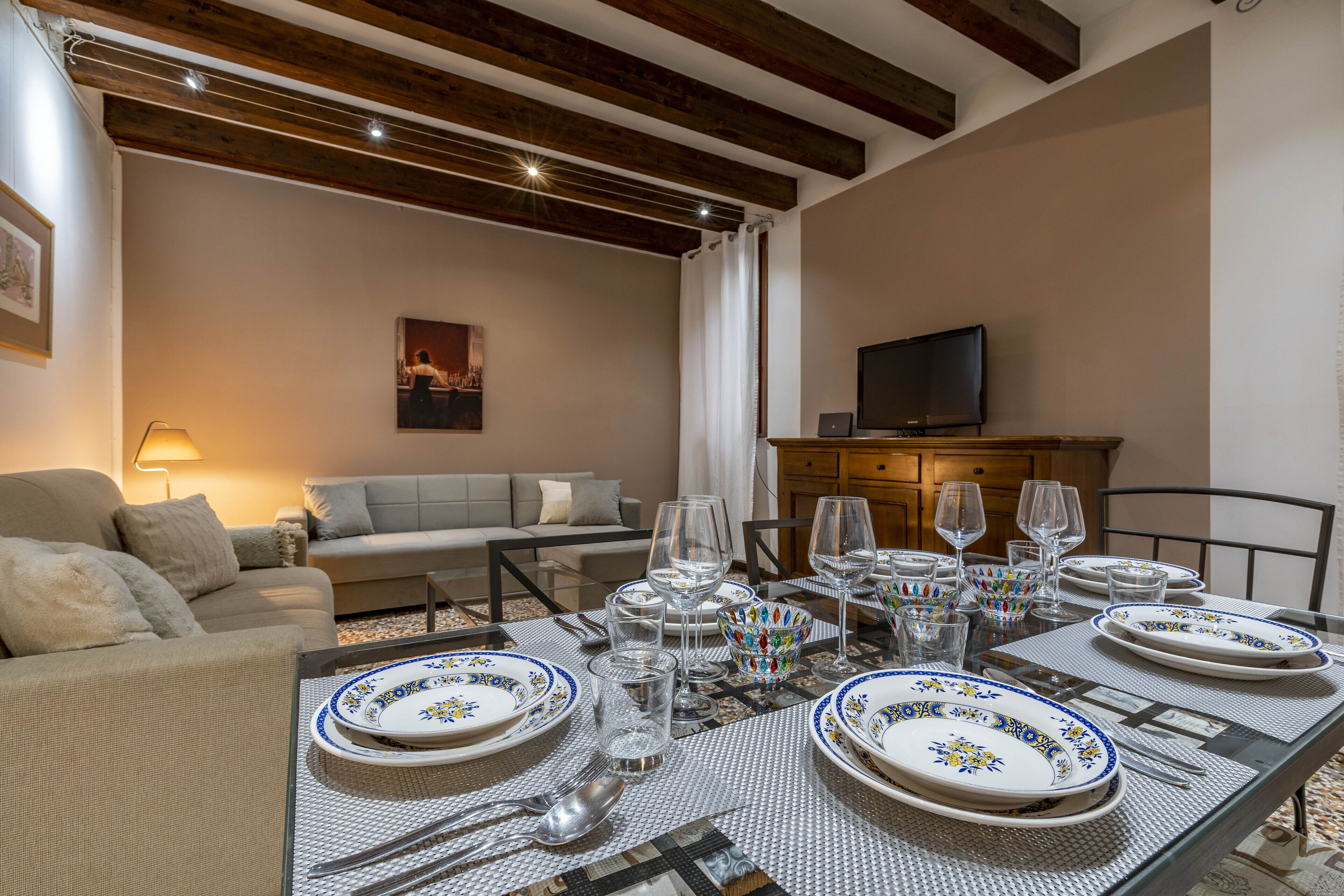 Apartment, 2 Bedrooms | Dining room