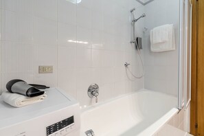 Apartment, 2 Bedrooms | Bathroom | Combined shower/tub, deep soaking tub, rainfall showerhead, towels - San Moisé (Venice)
