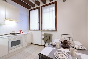 Apartamento, 2 habitaciones | Cocina privada | Frigorífico grande, microondas, horno y placa de cocina