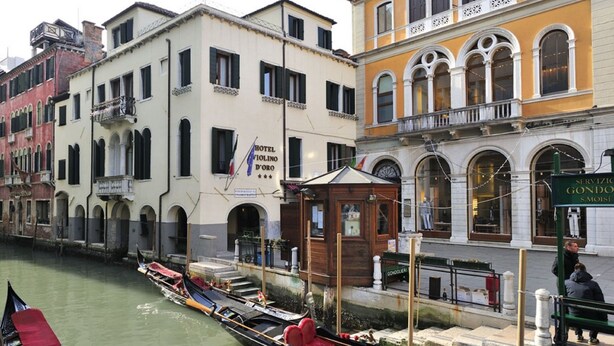 A canal with gondolas, a hotel named "HOTEL VIOLOINO D'ORO," and a building with "SERVIZIO GONDOLIERIA" signage. - San Moisé (Venice)