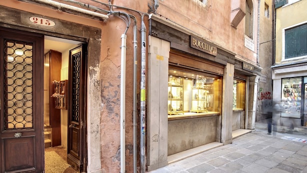 A storefront with a sign reading "BUCCELLANI" and a visible address number "213". - San Marco Superior Apartments by Wonderful Italy (Venice)