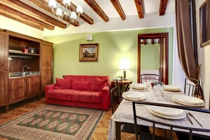 Apartment 2 Bedrooms, Byron | Sala de estar | TV