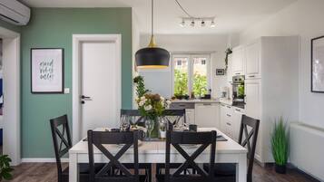Refrigerador con freezer, microondas, horno, placa de cocina