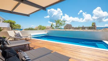Utomhuspool och uppvärmd pool