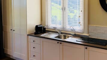 Refrigerador, microondas, parrilla de estufa y cafetera y tetera