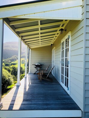 Terrace/patio - Saddleback Cottage - Hill Pudding Farm (Foxground)
