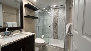 Dusche, Haartrockner, Handtücher