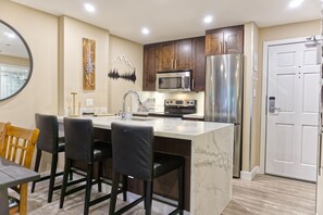 Réfrigérateur, four à micro-ondes, un four, surface de cuisson