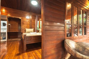 Habitación triple estándar | Mobiliario individual, cortinas opacas, ropa de cama