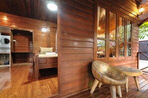 Habitación triple estándar | Zona de estar | Una televisión de pantalla plana